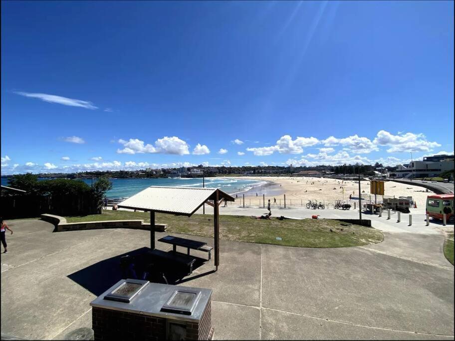 Apartment Bright Beachfront Studio With Terrace & Aircon Sydney
