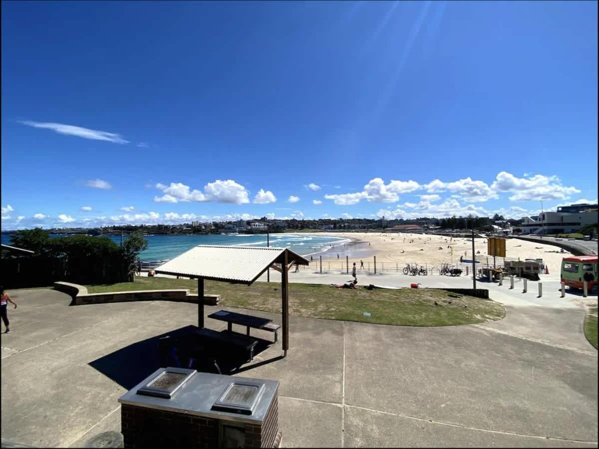 Bright Beachfront With Terrace & Aircon Apartment *