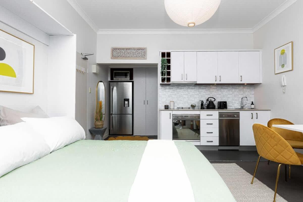 Bright Beachfront With Terrace & Aircon Apartment *